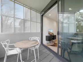 Modern 2-Bed Ivanhoe unit with Parking - Image 5