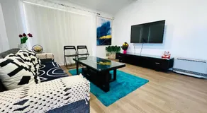 Beautiful home Queen bed near train station - Image 2
