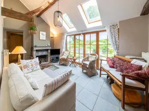 Charming Cottage in Anseremme with Fenced Garden - Image 4