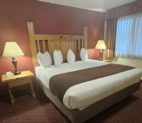 Three Bear Lodge - Image 2