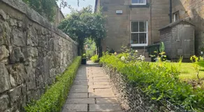 Small Private Guest cabin in lush green Dean area of Edinburgh - Image 3