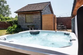 Treehouse Cottage Spa Retreat - Image 3