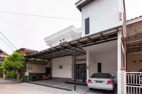 Urbanview Don Juan Pondok Gede by RedDoorz - Image 4