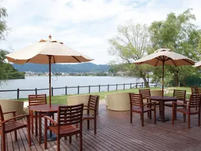 Lakeside Hotel and Restaurant Little White Flower - Image 2