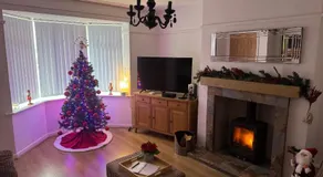 Knotty Ash - 3 Beds - Sleeps 6 - On-Site Parking - Image 2