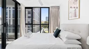 Vibrant 2BD Escape - Exhilarating Location! - Image 2