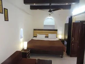Foreigners Inn - 10 Minute Walk to KV Temple & Dashashwamedh Ghat- Free Parking- Alexa & Power Backup - Image 5