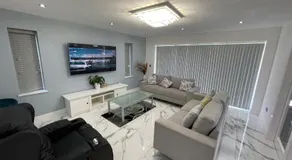 Modern 4 Bedroom Stylish Villa with out-door Hot Tub - Image 3