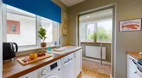 Contemporary 2 Bed Apartment With Private Garden - Image 5
