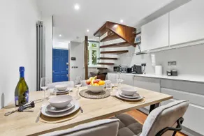 Elegant Mews Retreat by Harrods - Image 4
