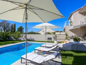 Modern villa with heatable pool, nice terrace, fenced garden, 60m from the sea - Image 3
