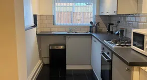 Knotty Ash - 3 Beds - Sleeps 6 - On-Site Parking - Image 4