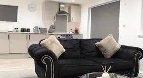Modern Guest House with Free Parking & Fast Wi-Fi - Image 4