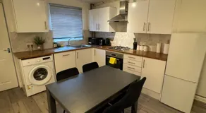 F2S SERVICED APARTMENTS 2Bedroom Terrace house with Free Wifi Netflix Suitable for Contractors walking distance to Train station - Image 4