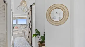 Bright 2 Bed Apartment with Ocean Views - Image 5