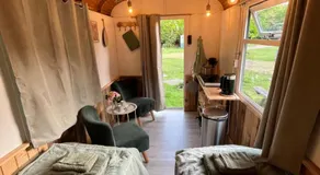 Hof van Axel, stacaravan met keuken en badkamer, pipowagen Bosuil of Zeemeeuw met gedeeld sanitair - Image 2