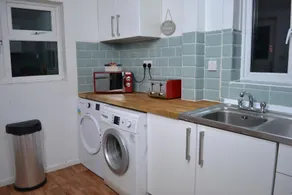 Epicsa - Corporate & Family Stay in 3 Bedroom House with Garden, FREE parking - Image 5