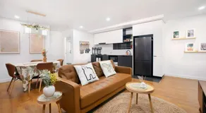 Spacious 2-bed apt in Docklands Balcony & Free Parking - Image 2
