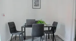 Stylish 3BR 18mins to Peak District,Free, Parking Wifi,Netflix ,Sky Sports - Image 3