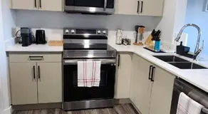 Modern 4BDRM Home-1 King Bed- 3 Queen Bed Main Suite - Image 3