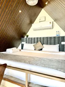Lakefront Loft 2 with Private Pool by Tranquil Stays - Image 2