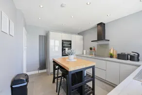 Modern 2BR, work stays, off road parking - Image 3