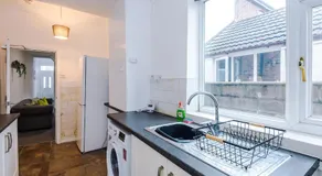 Large 4BR Stoke City Home - Sleeps 10, Near Alton Towers - Image 5