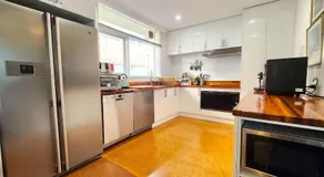King Guest Room 2 with Full Kitchen & Free Parking - Image 4