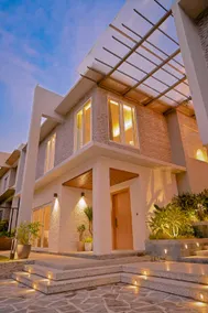 Suite room in a luxury villa - Image 5