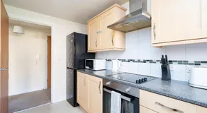 Crawley 2 bed flat with Parking - Image 3