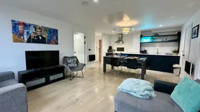 Lux Livin' Apartments - Luxury 2 Bed Apartment with Sky Garden - Image 2