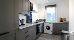Serviced Apartment near Prestwick Airport with Private Parking - Long Stays Available - Image 2