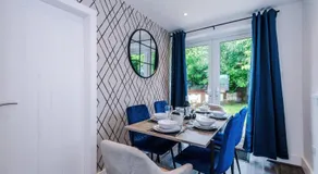 House Sleeps 7 with Garden and Free Parking - Image 5