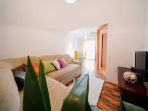 Charming 2-Bed Apartment - Image 2