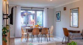 Four Bedroom Spacious House By Dreamy Homes Short Lets And Serviced Accommodation with Free Parking Near Salisbury City Centre - Image 2