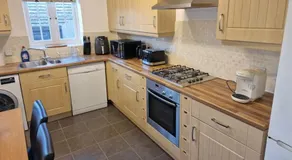 NightRest Homes 6 Bedroom House- Smart TV In each Room - Parking - Wifi -Milton Keynes - Image 4
