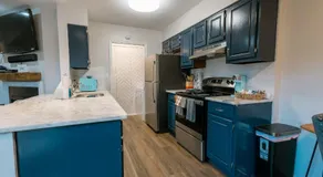 3 Bed Townhouse with King Bed Mins from Downtown - Image 3