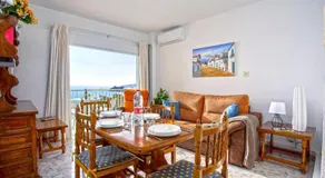 Seafront Apartment with parking - Image 4