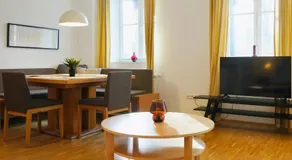 Wohnensemble mit 3 separaten Bereichen- 2 Küchen- 3 Badezimmer- 10 Personen- Garten- Parkplatz - Image 4