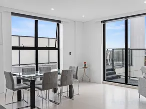 Luxury 3BR Penthouse with Parking & Walk to Darling Harbour & ICC & CBD & Chinatown - Image 5