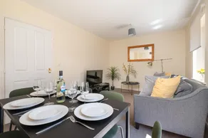 Swindon Modern Large House with Garden Sleeps 7 - Image 3