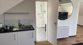 Weißes Apartmenthaus am Kanal - Image 3