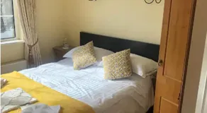 Private comfortable bedroom with ensuite - Image 2