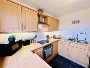 Beautiful & Spacious 2-Bed Flat in City Centre with Free Parking - Image 5