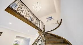 Upper-Level Classic House in Richmond Hill - Image 3
