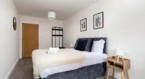 Central Town Location, 1BR Apartment With Sofa Bed & Modern Amenities, Walk to Train Station, Shops & Cafes, Ideal for Business or Leisure - Image 3