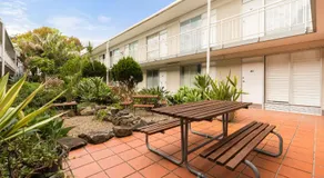 Cozy Open-Plan Studio With Pool Access Near Wharf - Image 4