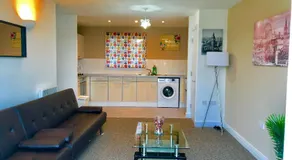 2 Bedrooms Modern Apartment, Lounge, Full Kitchen, Balcony, 5 minutes Stratford Station - Image 4