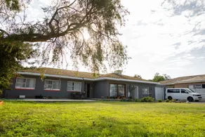 Lyronne Guest house, Shuttle and Tours - Image 4