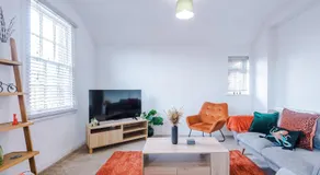 Modern 3 Bedroom House Perfect for Short and Long Stays - Image 2